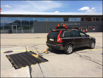 Das Singlesystem wird über den Flughafenplatz gezogen um die Verschmutzungen der Flugbahn aufzusammeln. Die FOD*BOSS Kehrmatte sammelt Fremdkörper wie Steine, Muttern, Schrauben, usw. auf und schließt diese in den Maschen ein.
