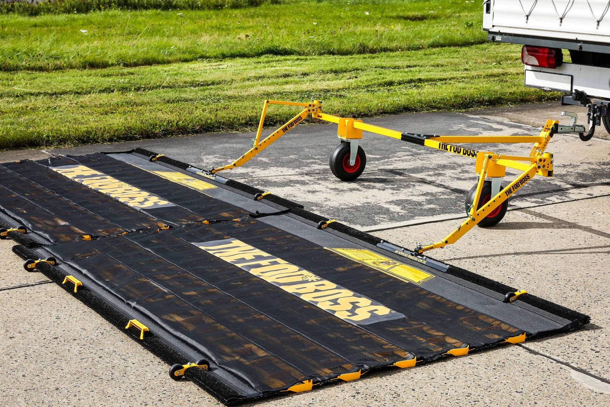 Das Duplexsystem wird über den Flughafenplatz gezogen um die Verschmutzungen der Flugbahn aufzusammeln. Die FOD*BOSS Kehrmatte sammelt Fremdkörper wie Steine, Muttern, Schrauben, usw. auf und schließt diese in den Maschen ein.