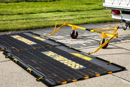 Das Duplexsystem wird über den Flughafenplatz gezogen um die Verschmutzungen der Flugbahn aufzusammeln. Die FOD*BOSS Kehrmatte sammelt Fremdkörper wie Steine, Muttern, Schrauben, usw. auf und schließt diese in den Maschen ein.