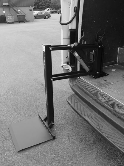 Lightweight 100 hebt Lasten bis zu 100 kg problemlos in das Fahrzeug.