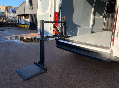 Lightweight 100 hebt Lasten bis zu 100 kg problemlos in das Fahrzeug.