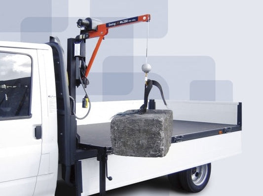 Der Mini Loader lädt jegliche Art von Lasten auf die Pritsche. 