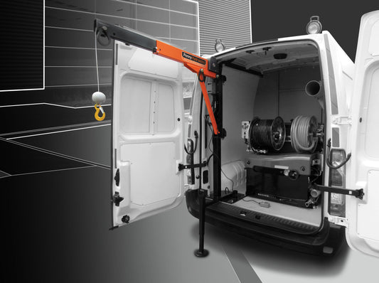 Der Mini Loader lädt jegliche Art von Lasten in den Kastenwagen.